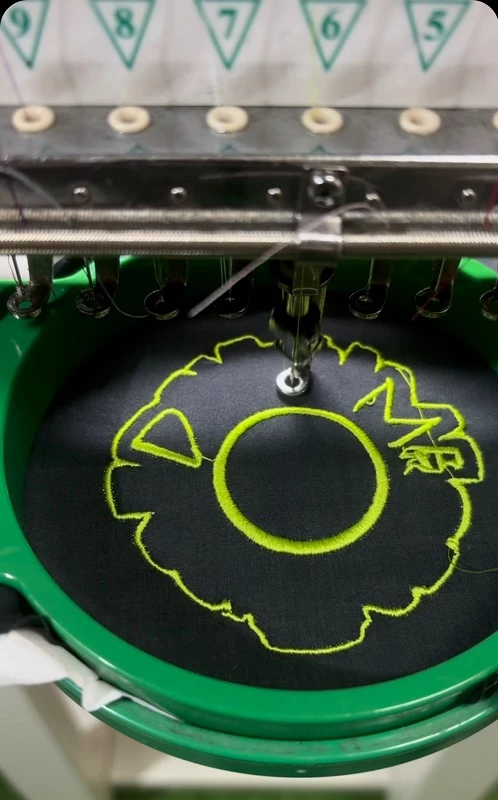 Macchina da ricamo professionale in azione nel laboratorio Seri&Grafici a Roma